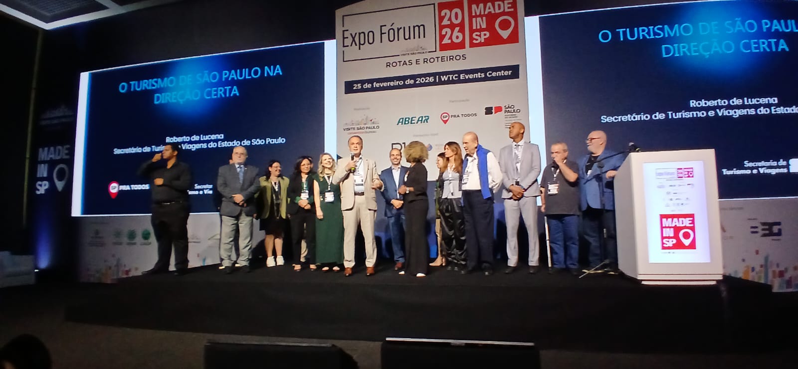 Roberto de Lucena discursa ao centro, ao lado de autoridades do setor, durante o Expo Fórum 2026 Made In SP, em São Paulo. - Crédito: Paulo Atzingen / Diário do Turismo