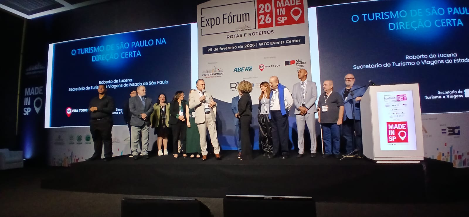 Roberto de Lucena discursa ao centro, ao lado de autoridades do setor, durante o Expo Fórum 2026 Made In SP, em São Paulo. - Crédito: Paulo Atzingen / Diário do Turismo
