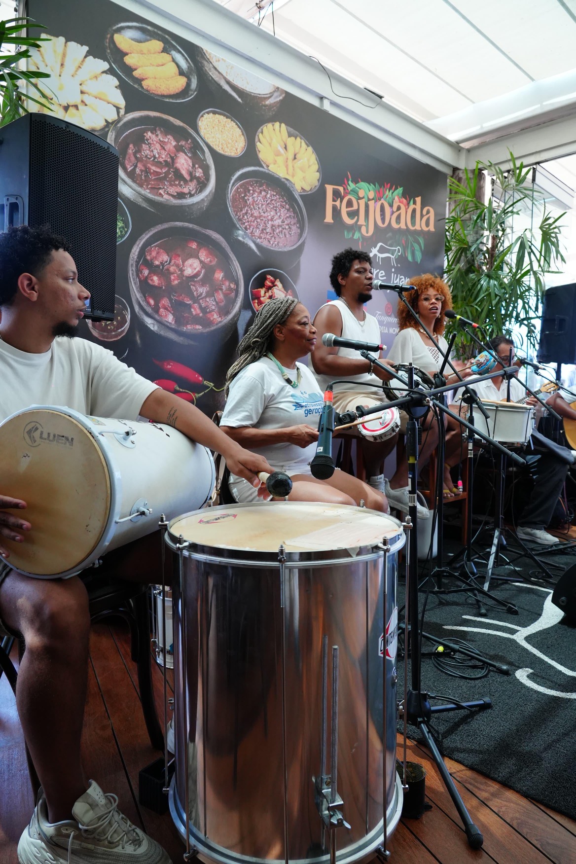 Roda de samba embala a temporada de feijoada em clima de carnaval no Pobre Juan, na Barra da Tijuca. - Crédito: Frederico Filico