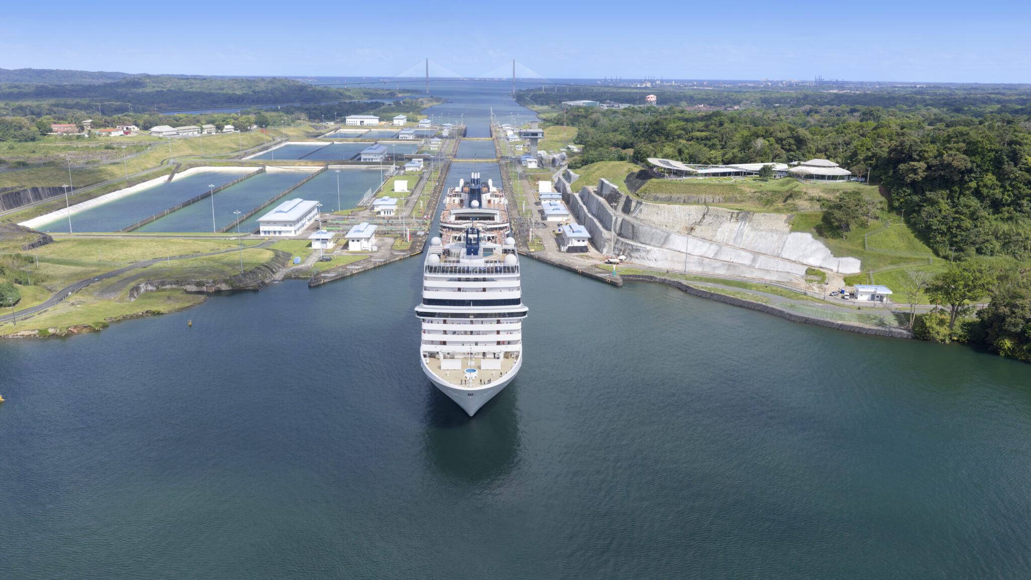 MSC Magnifica realizando a travessia do Canal do Panamá - Crédito: divulgação