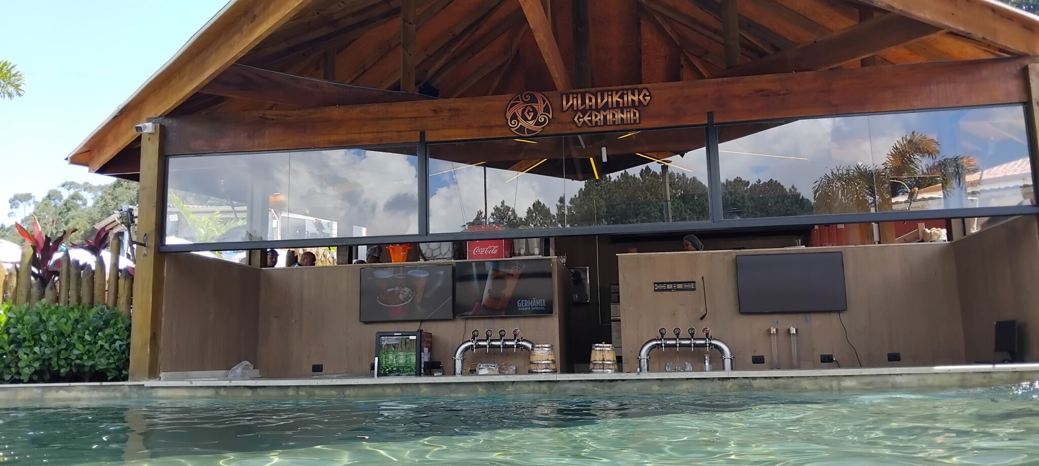 Bar da piscina - Vila Viking Germânia - Crédito: Denis Rugeri