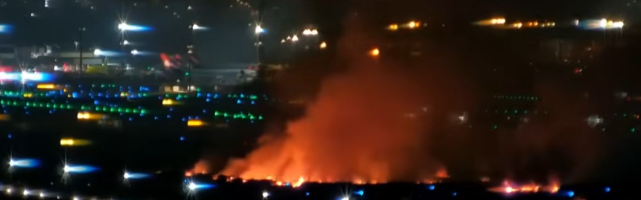 Incêndio em área de vegetação ao lado da pista após queda de material do motor. Crédito: reprodução / Aviação Guarulhos YouTube
