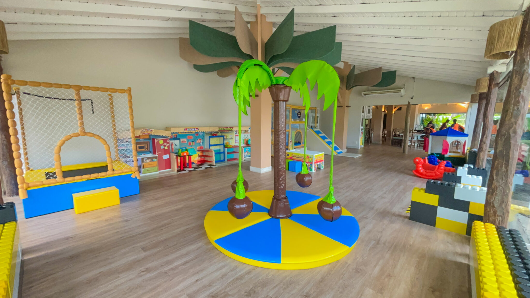Área interna de lazer infantil reúne brinquedos, jogos e atividades acompanhadas por monitores especializados. - Foto: Fernando Moraes