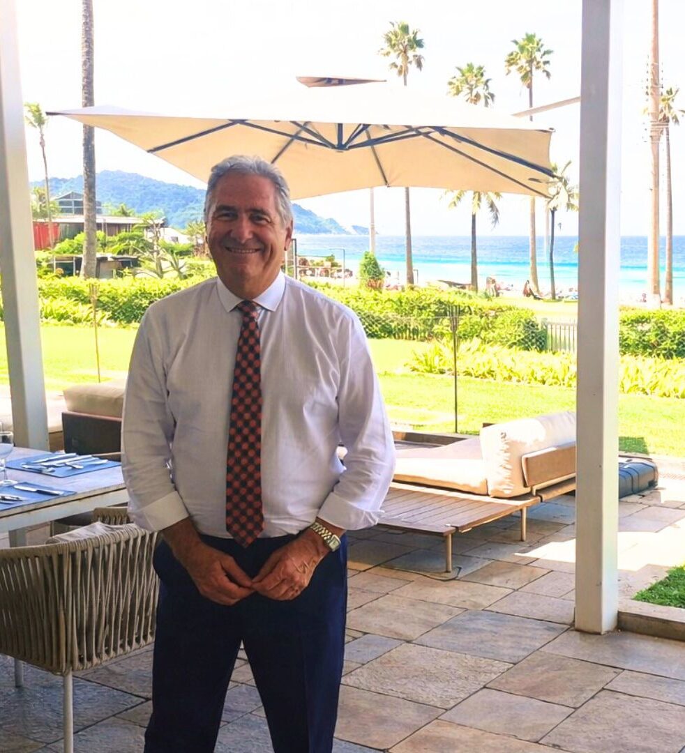 Lourival de Pieri, diretor geral do Casa Grande Hotel Resort & SPA, na área externa após reforma importante (Foto: Clara Ribeiro Silva / DT)