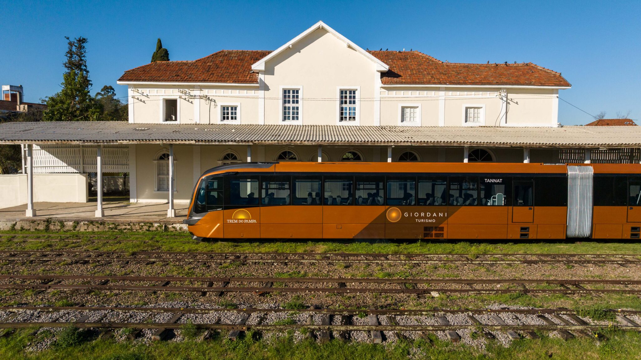 Trem do Pampa tem primeira mulher maquinista a conduzir trem de turismo no RS - Crédito: Flow Films