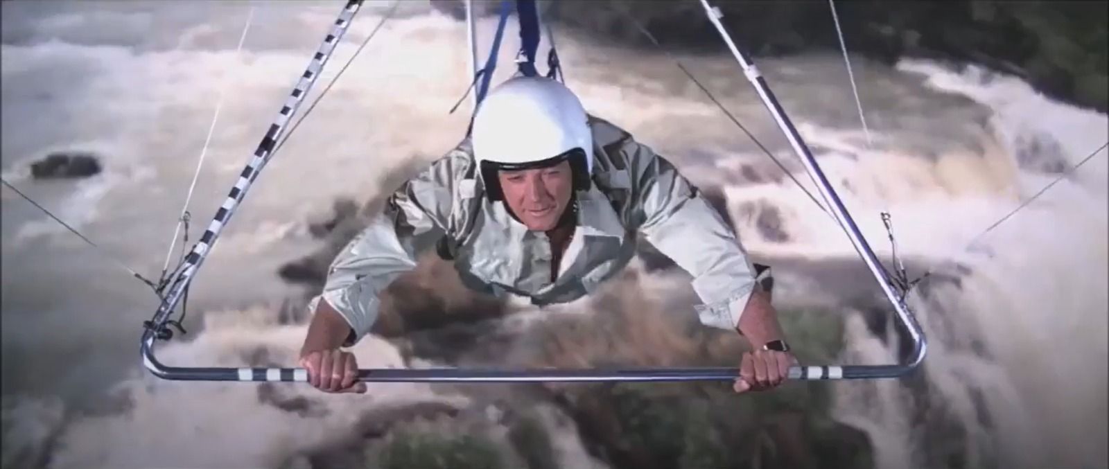 Cena de “007 Contra o Foguete da Morte” (1979), em que James Bond sobrevoa as Cataratas do Iguaçu durante uma sequência de ação. - Crédito: Reprodução