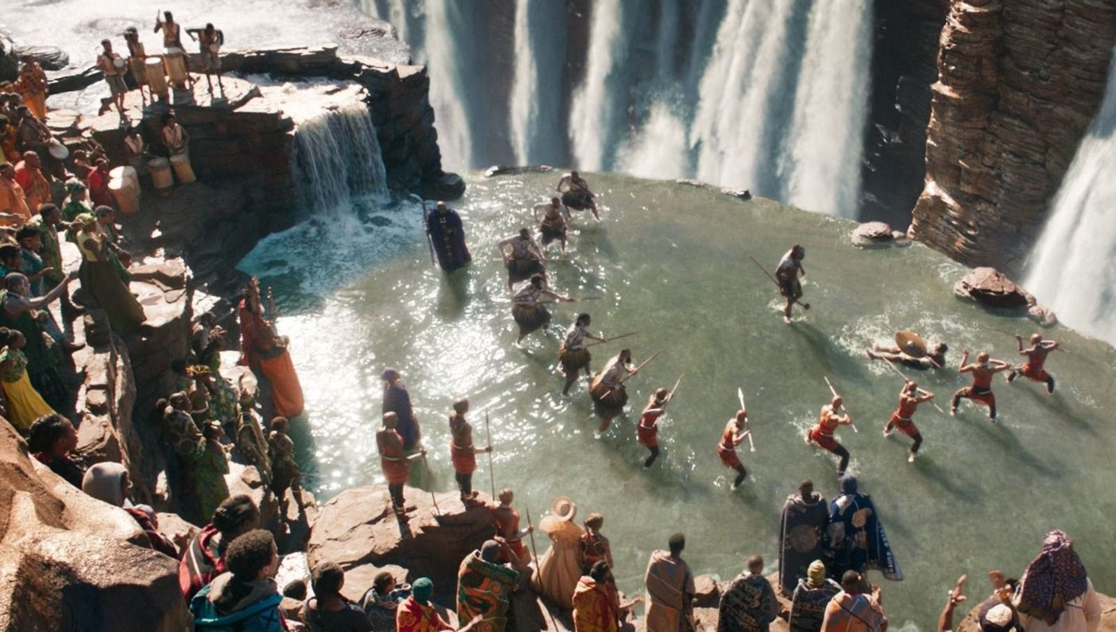 Cena de “Pantera Negra” (2018) mostra as Warrior Falls, cenário inspirado nas Cataratas do Iguaçu e recriado com efeitos visuais no filme da Marvel. - Crédito: Reprodução