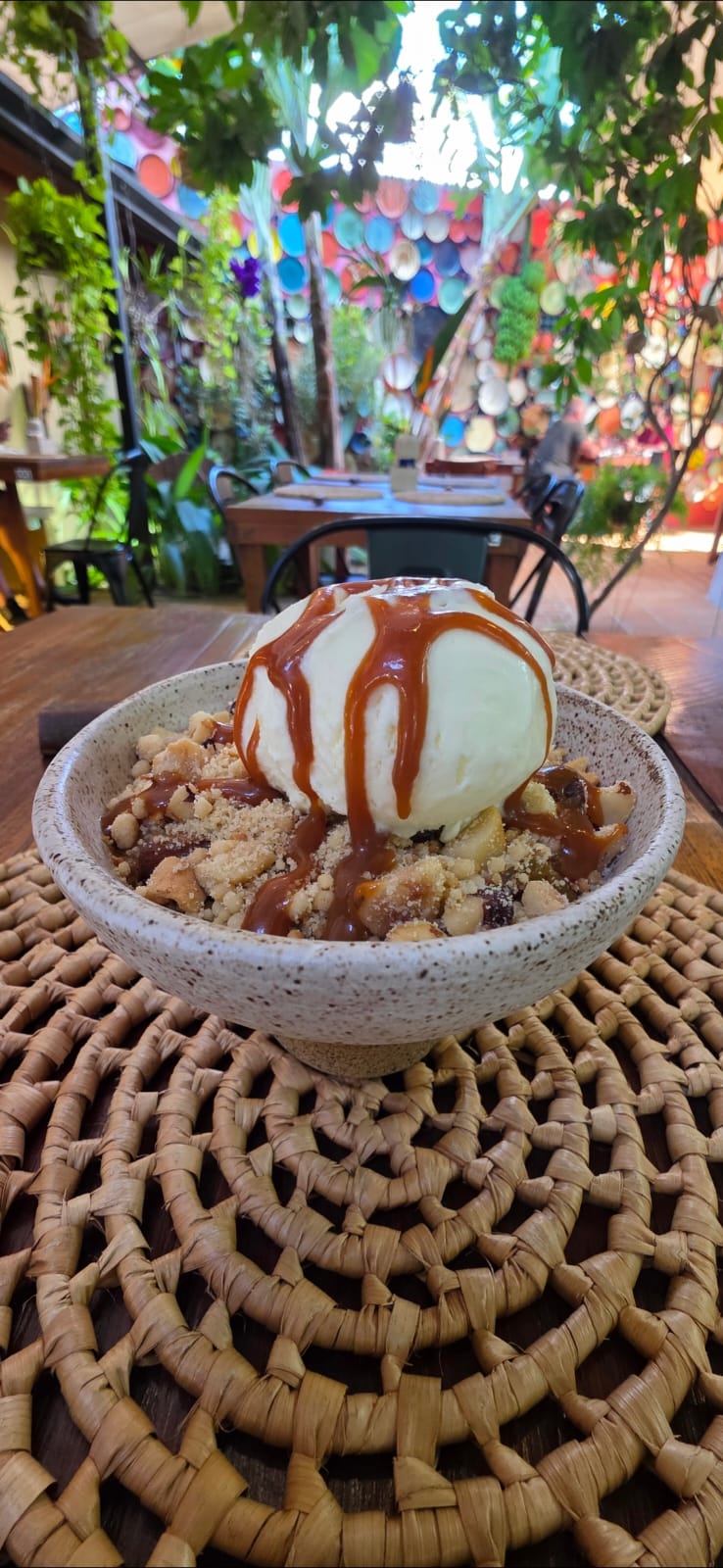 Crumble de maçã servido no Porta ao Lado Restaurante - Crédito: Divulgação
