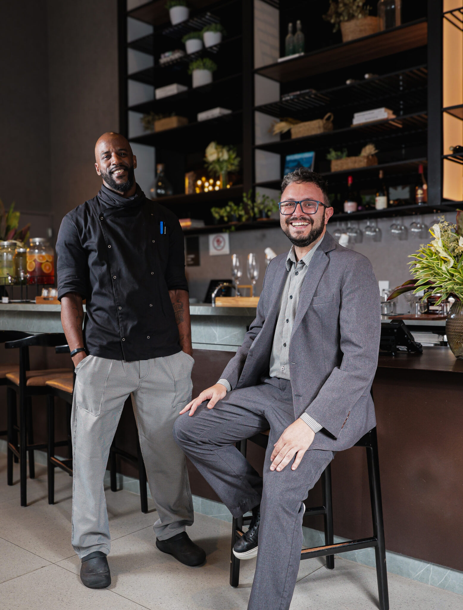 da direita para esquerda Joab Rodrigo Braz - chef de cozinha e Raul Gustavo de Freita, gerente de Alimentos e Bebidas - restaurante Origens - Foto: Marco Carvalho