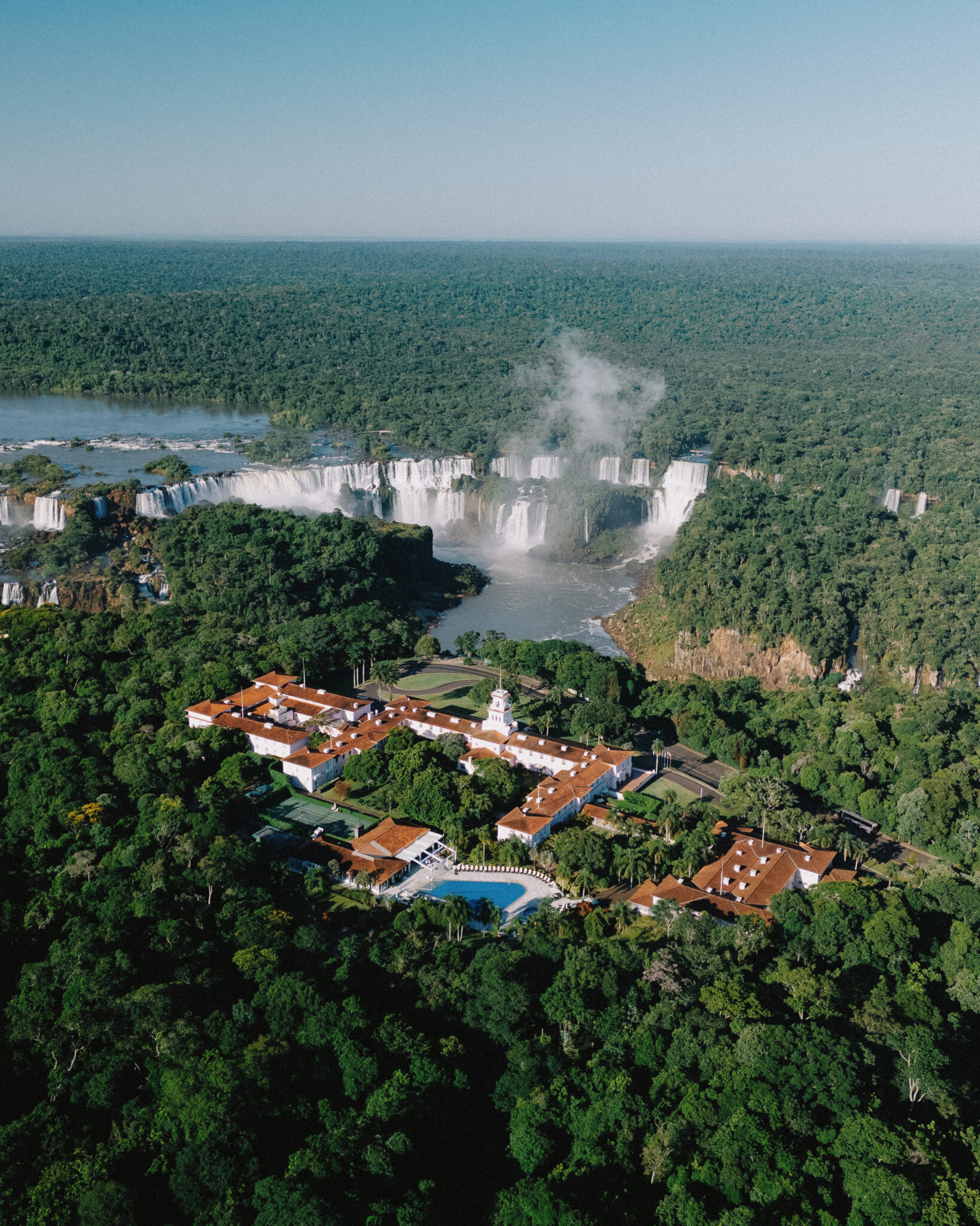 Vista aérea do Hotel das Cataratas, A Belmond Hotel, localizado dentro do Parque Nacional do Iguaçu, em meio à Mata Atlântica - Crédito: divulgação