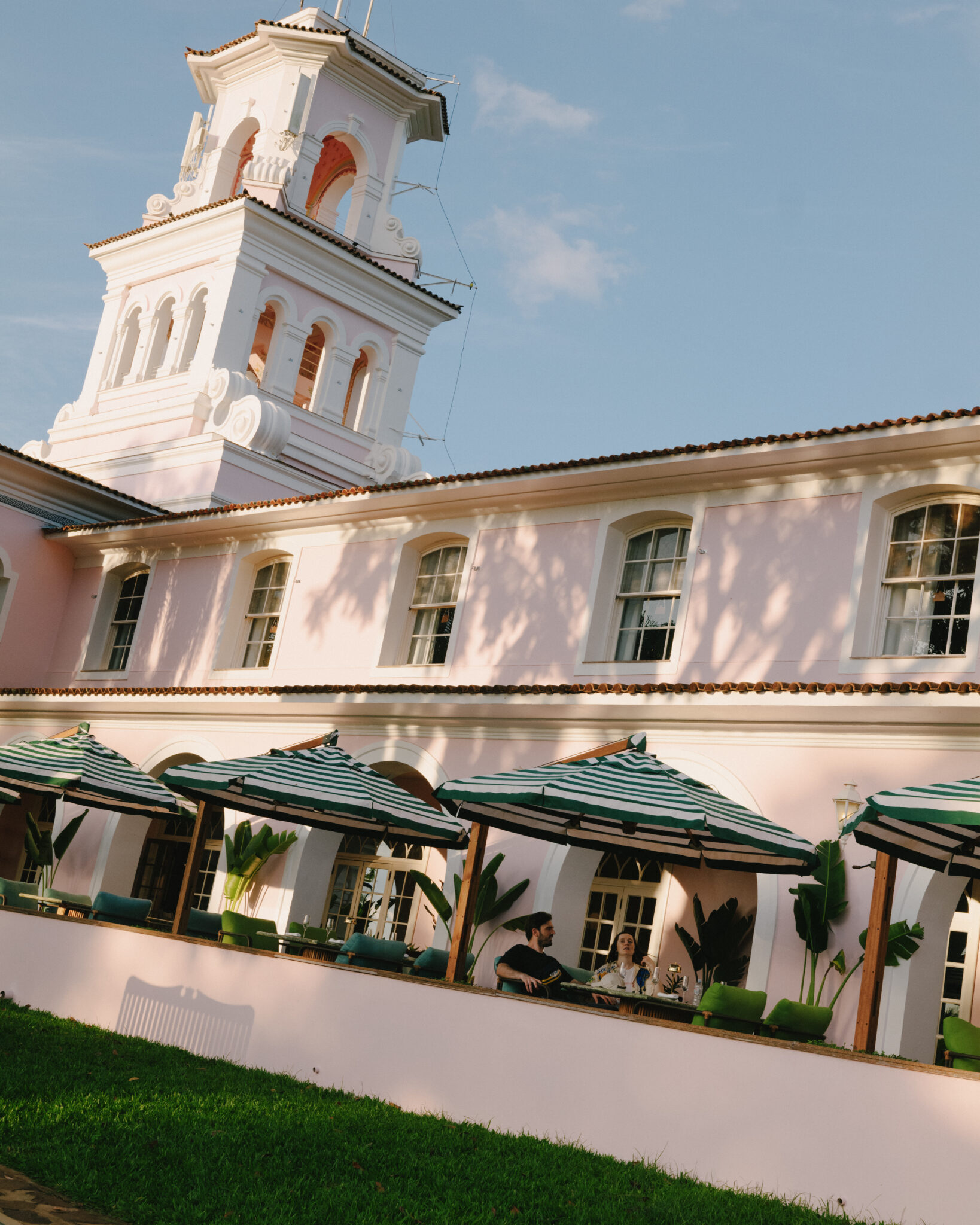 Fachada do Hotel das Cataratas, único hotel situado dentro do Parque Nacional do Iguaçu, com vista privilegiada para as famosas quedas d’água - Crédito: divulgação
