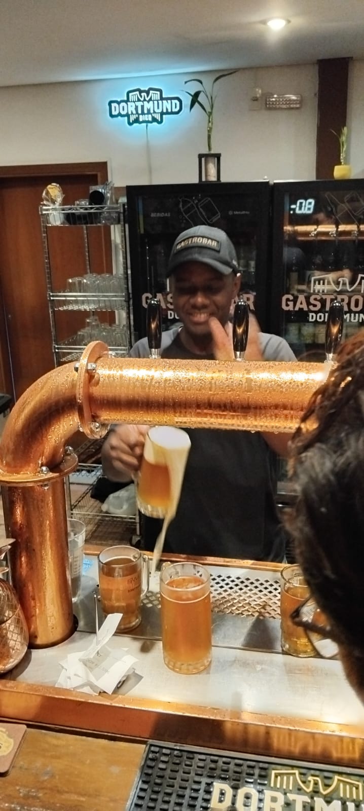 Chopp e uma carta com 14 tipos de cervejas artesanais - Crédito: Denis Rugeri