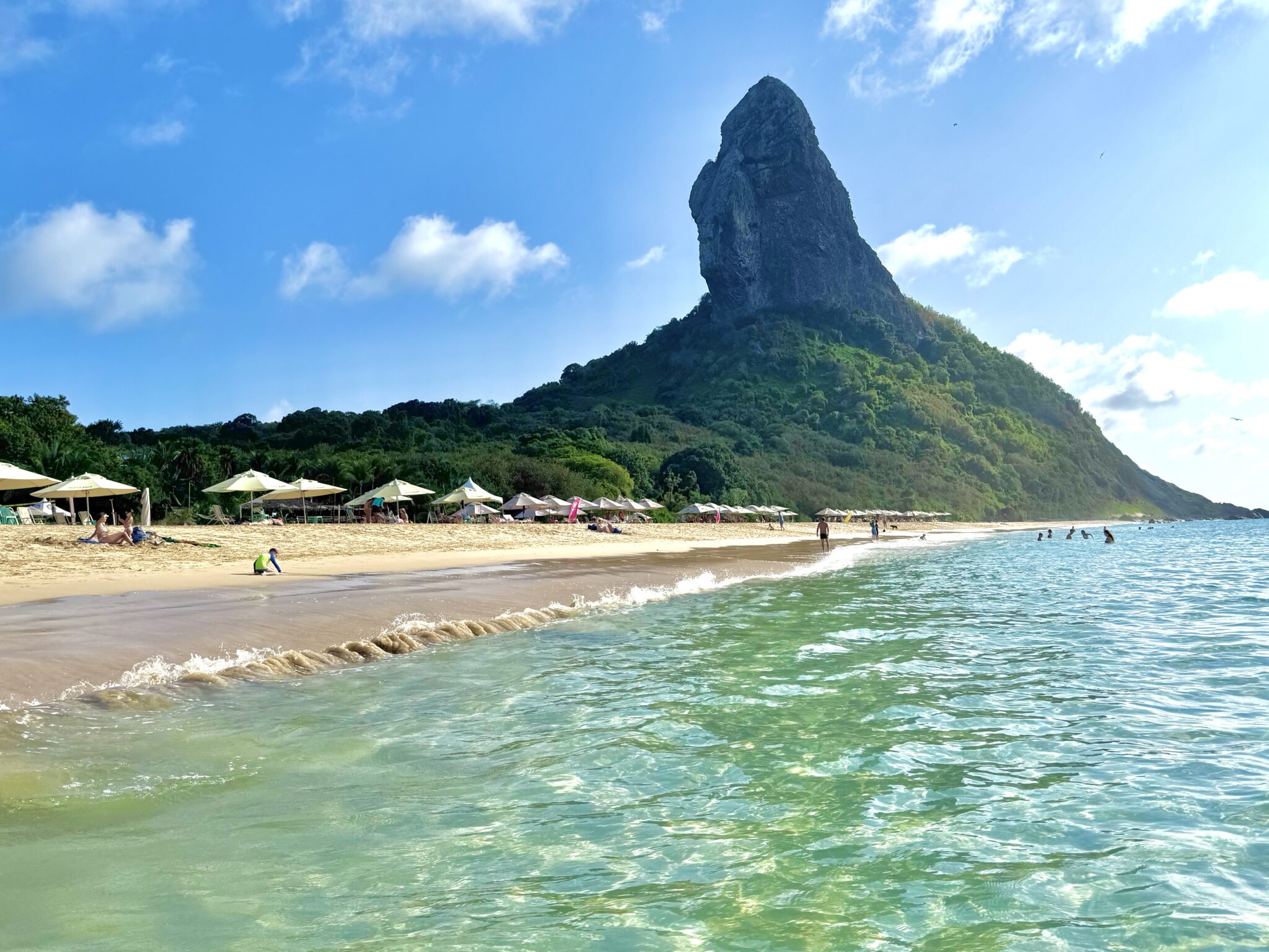Fernando de Noronha reúne praias paradisíacas, rica vida marinha e paisagens preservadas que atraem visitantes do mundo todo. - Crédito: Pedro Menezes