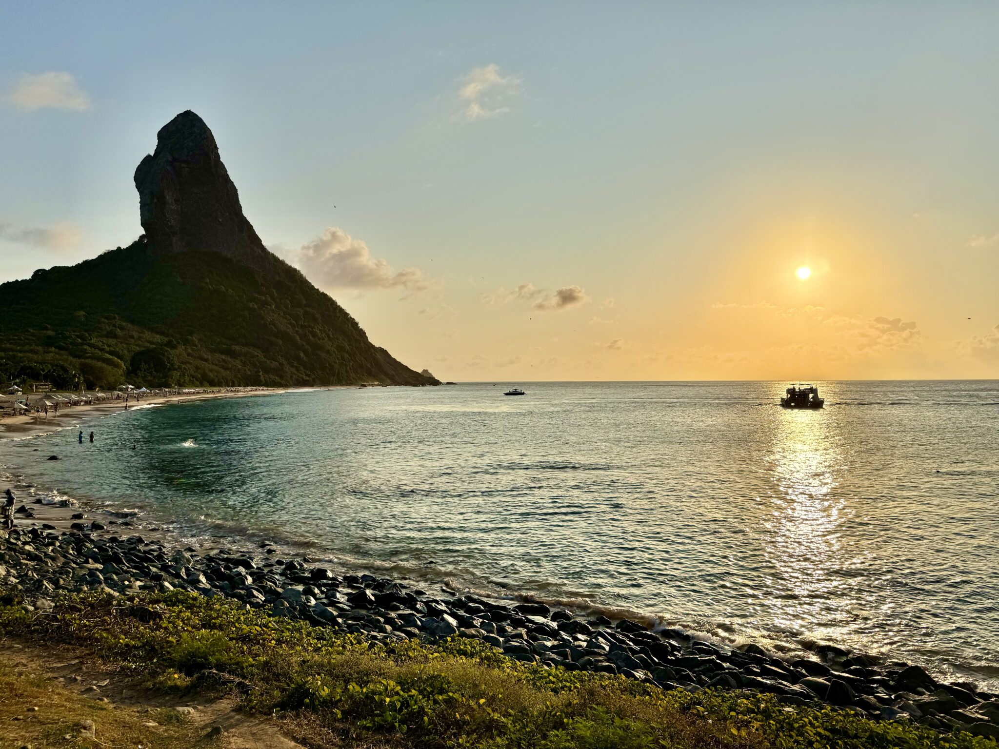 Paisagens de águas cristalinas e formações rochosas marcam o cenário natural de Fernando de Noronha, um dos destinos mais desejados do turismo brasileiro. - Crédito: Pedro Menezes