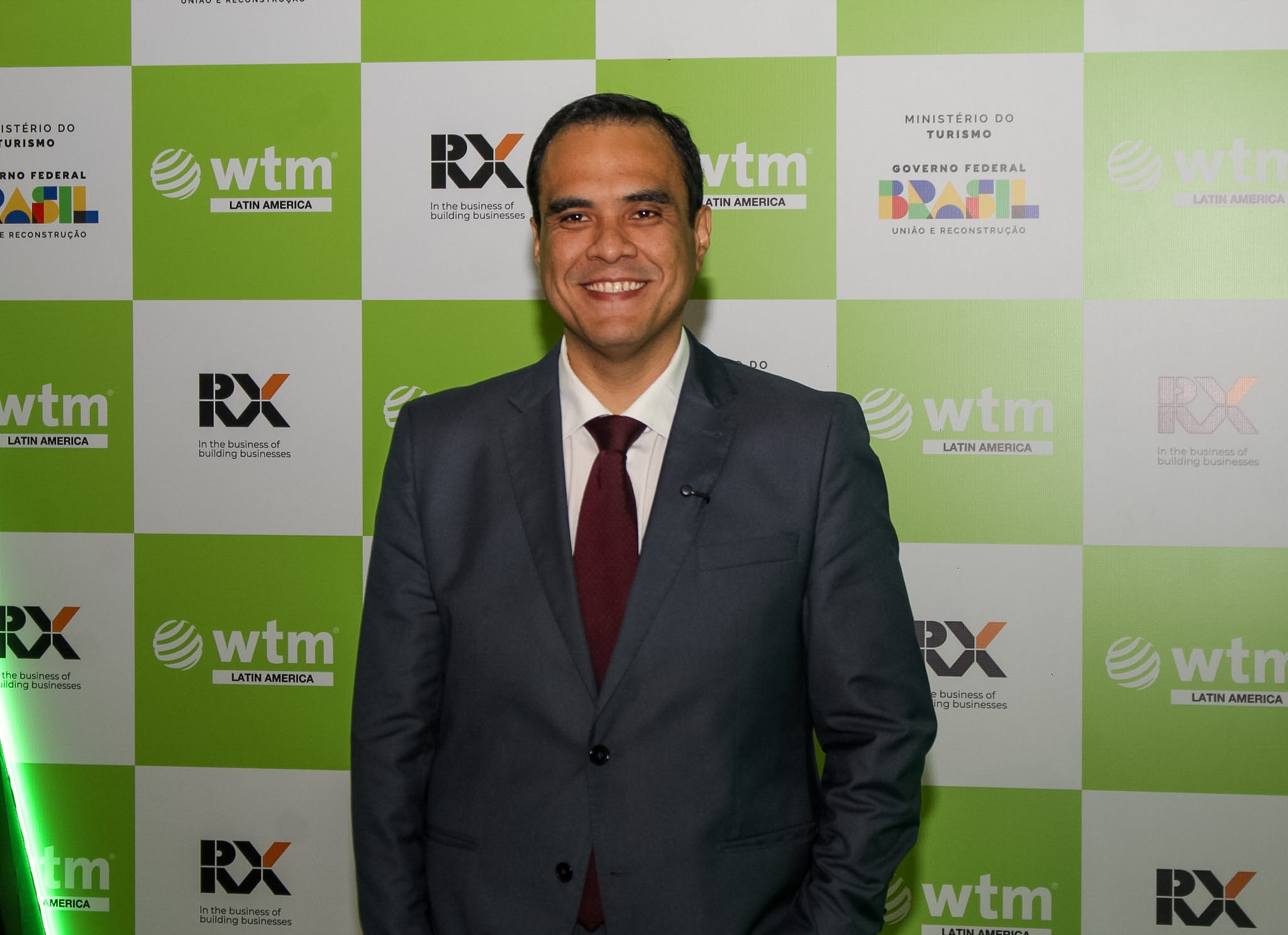 Gustavo Feliciano, ministro do turismo do Brasil, posa para fotos durante a abertura da WTM. - Crédito: Felipe Maresca / DT