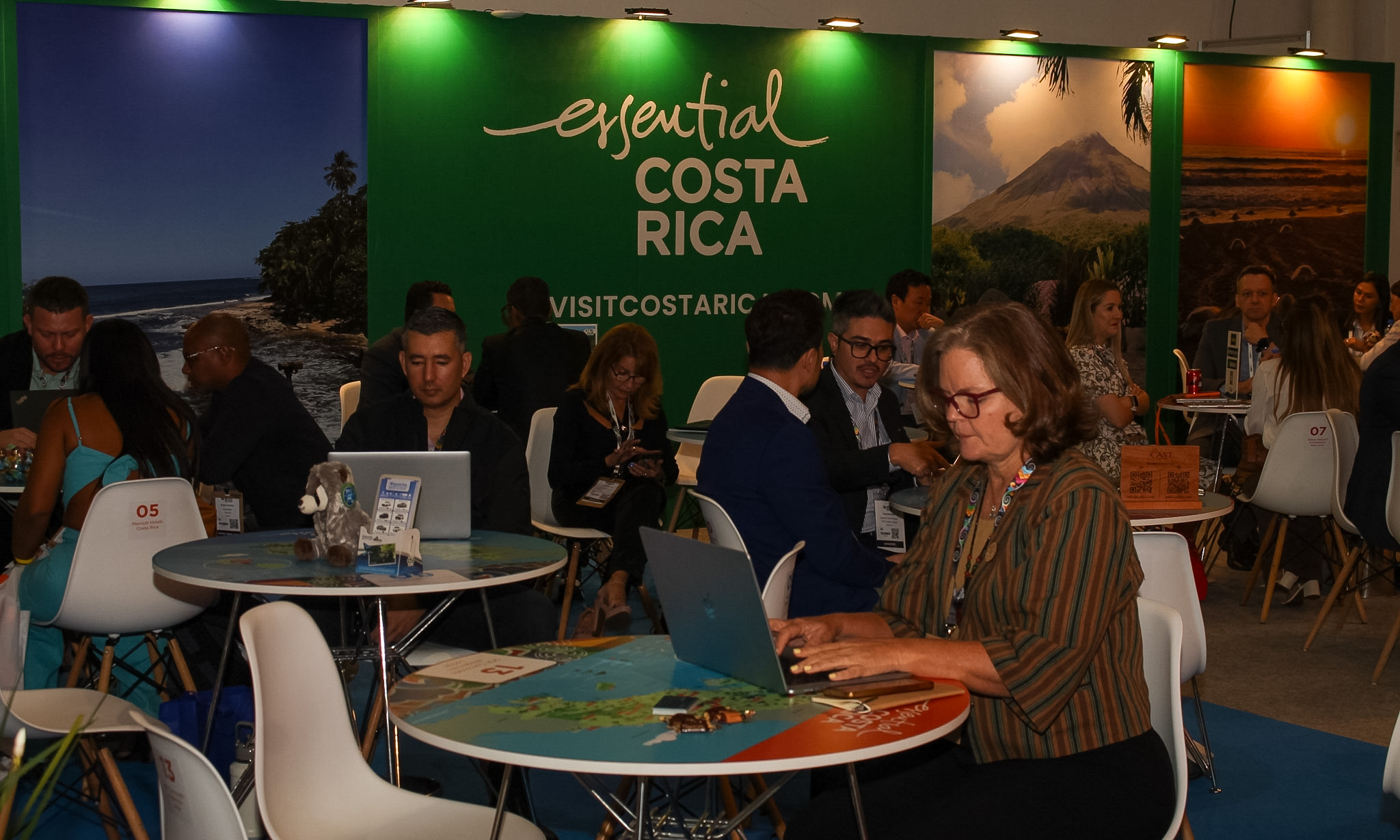Estande da Costa Rica recebe profissionais do turismo durante a WTM Latin America 2026, em São Paulo. - Crédito: Felipe Maresca / DT
