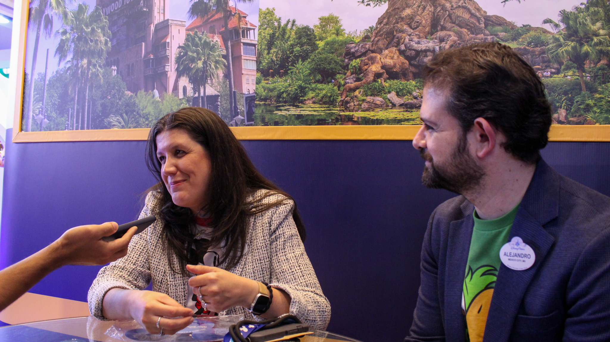 Alejandro Flores, head de Vendas & Marketing da Disney Destinations, e Bruna Bertozzo, gerente de Treinamentos para o Brasil da Disney Destinations, durante entrevista exclusiva concedida ao Diário do Turismo, no estande da empresa, na WTM Latin America 2026 - Crédito: Felipe Maresca / DT