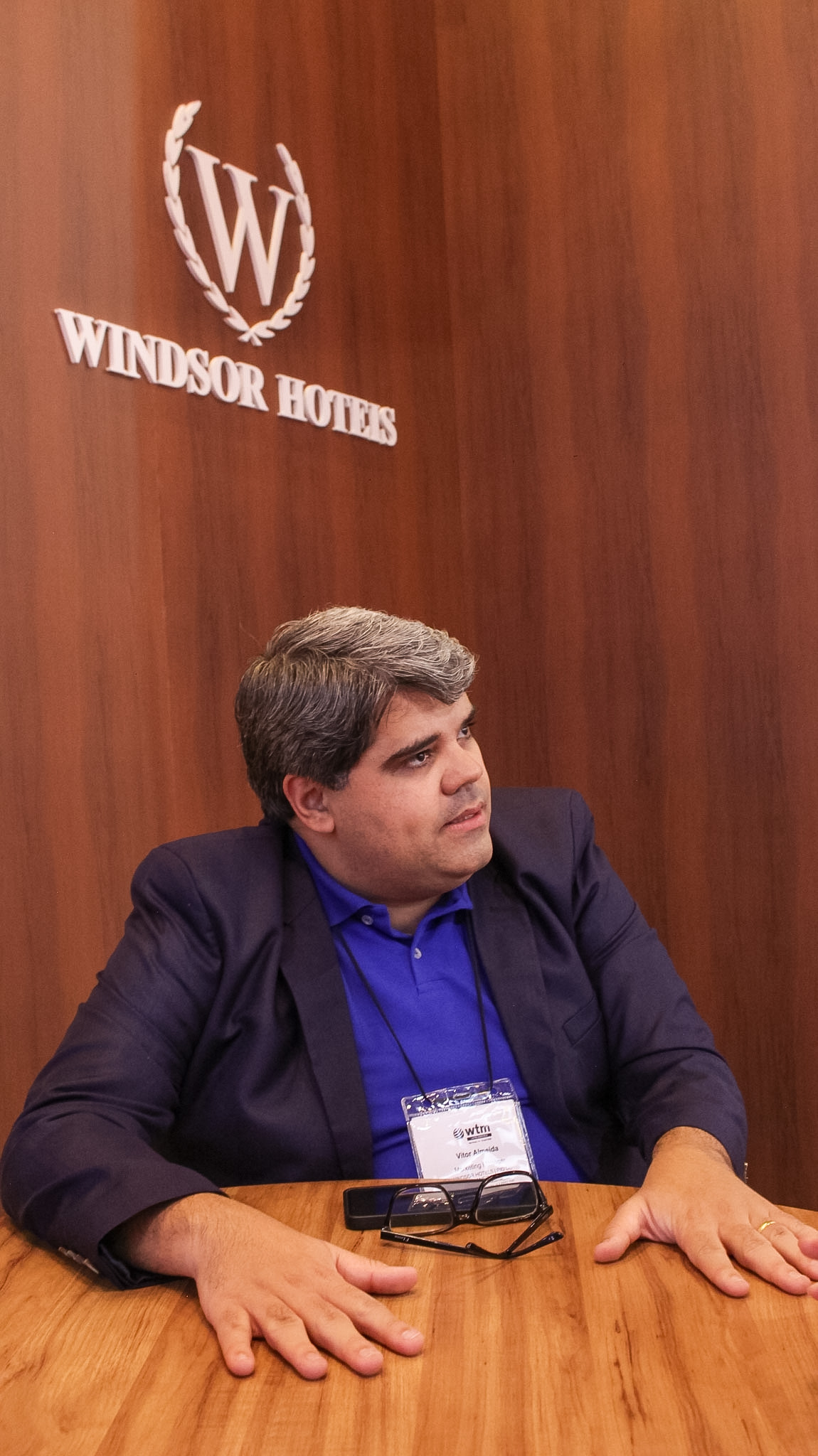 Vitor Almeida, gerente de marketing e comunicação estratégica da rede Windsor Hotéis, durante entrevista exclusiva para o Diário do turismo na WTM Latin América 2026. - Crédito: Felipe Maresca / DT