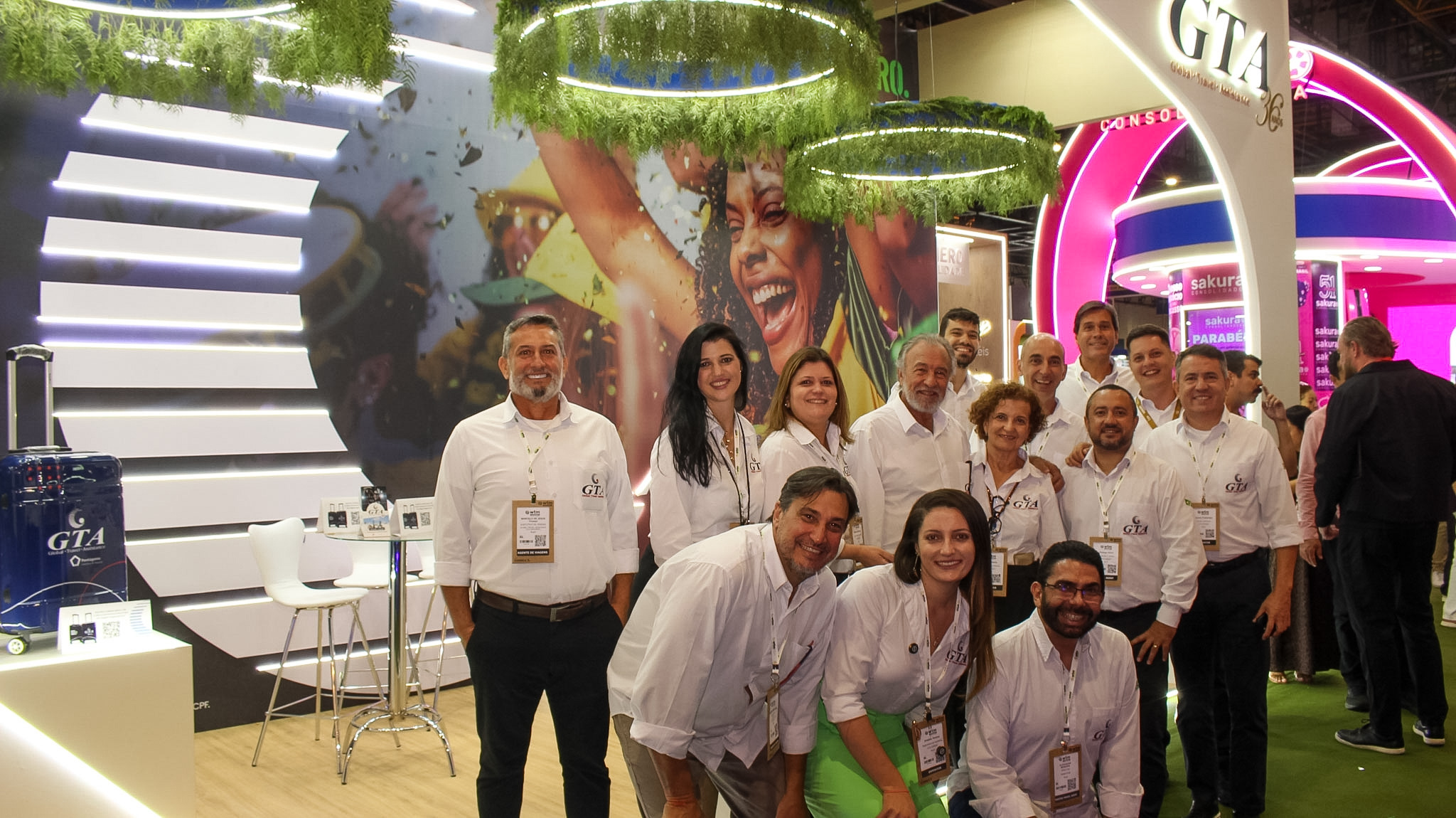 Celso Guelfi, presidente da GTA, posa ao lado da equipe no estande da empresa durante a WTM Latin America 2026. - Crédito: Felipe Maresca / DT