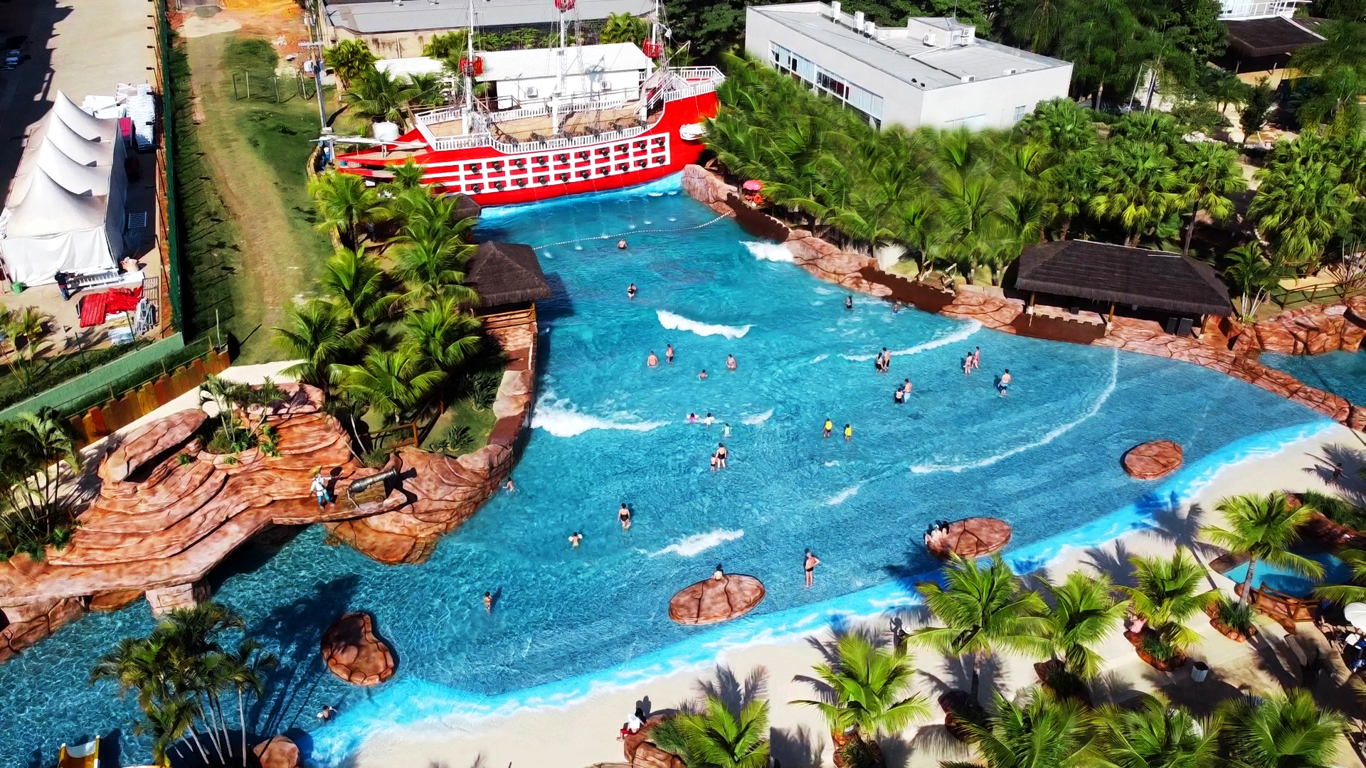 A maior piscina de ondas do estado de São Paulo está no Thermas de São Pedro - Crédito: Divulgação