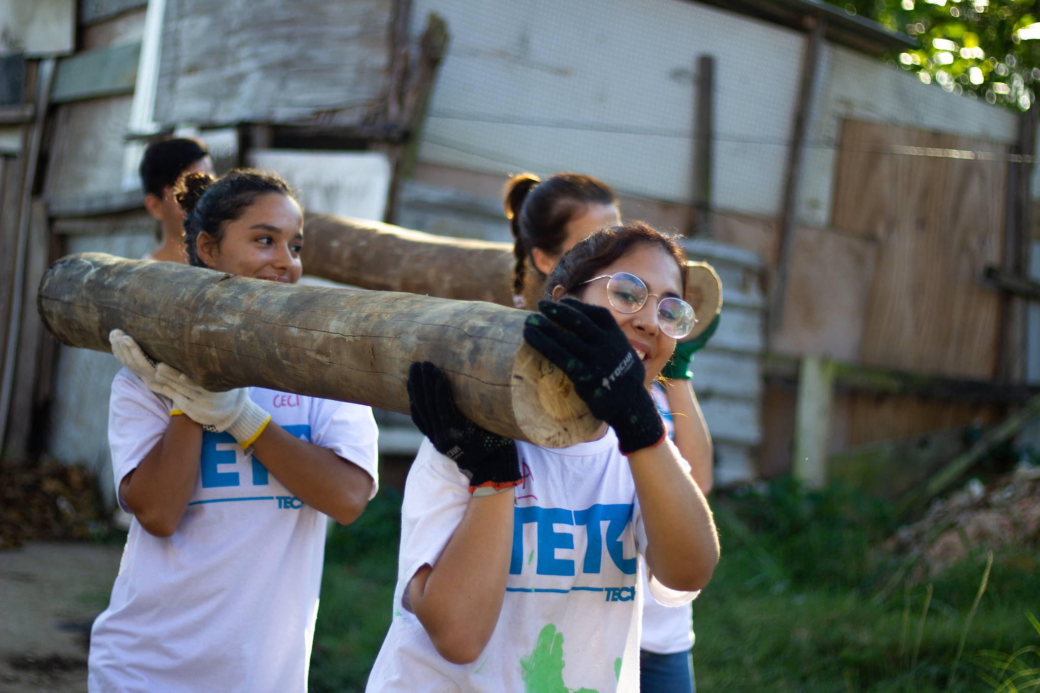 Voluntários da TETO participam de mutirão de construção de moradias em comunidades vulneráveis. Crédito: TETO / divulgação