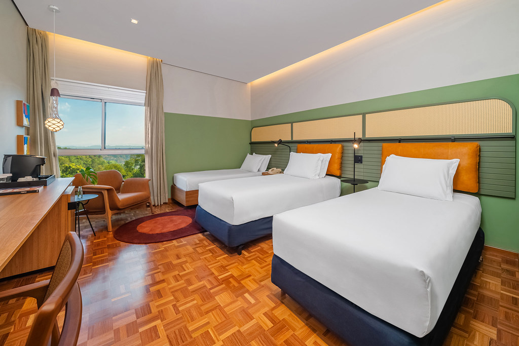 Acomodações do Almenat by Hilton unem conforto, funcionalidade e vista para áreas verdes da região de Embu das Artes. - Foto: Tadeu Brunelli/tbfoto.com.br