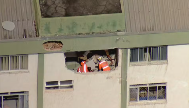 Parede de prédio ficou destruída após acidente. — Foto: Globocop / g1