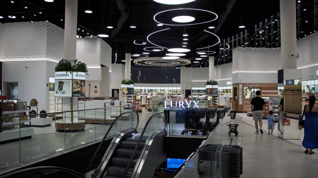 Estrutura da Luryx Duty Free, empreendimento que reforça o crescimento do setor de lojas francas na tríplice fronteira. Crédito: Divulgação