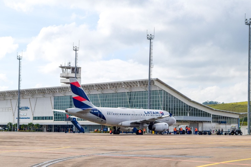 Aeronave utilizada no voo de reinauguração da rota Juiz de Fora-Guarulhos da LATAM (Crédito: Patrícia Lanini/Divulgação Aeroporto da Zona da Mata)