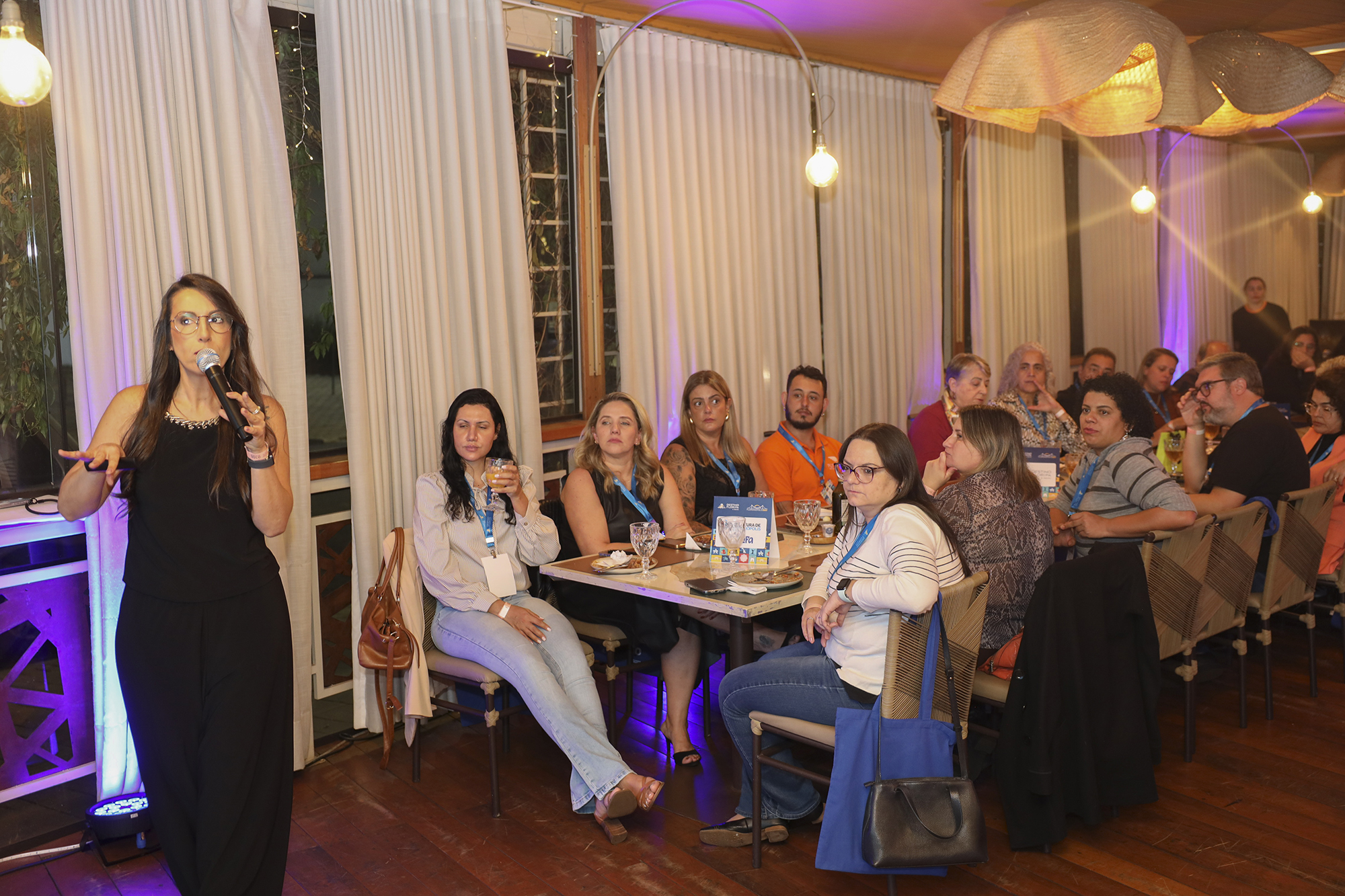 A gerente executiva do Destino Floripa & Região, Elaine M. Neves, apresenta as estratégias de promoção turística de Florianópolis durante o "Florianópolis Day", realizado no interior paulista - Crédito: Divulgação Destino Floripa