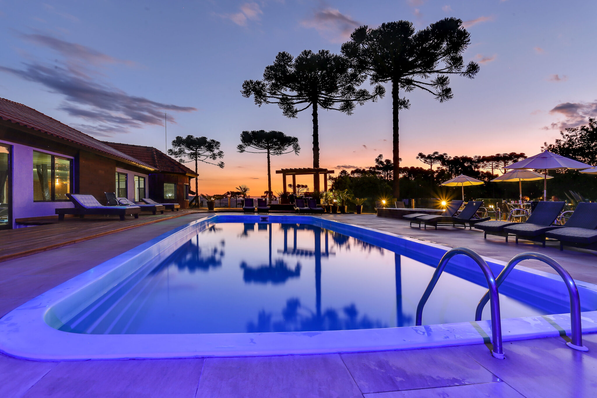Piscina aquecida da Boqueirão Hotel Fazenda ao entardecer na Serra Catarinense — crédito: Divulgação