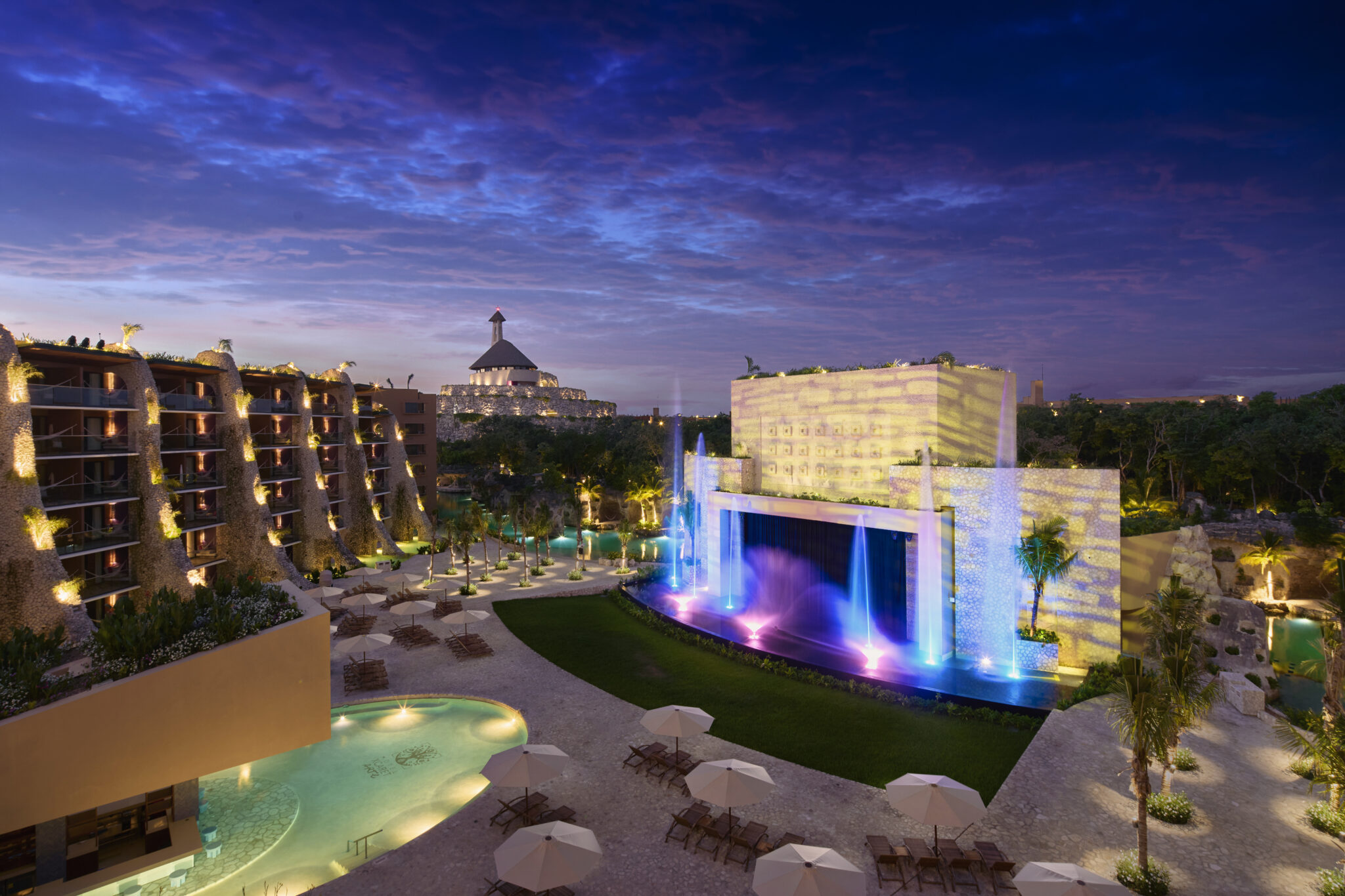 Vista noturna do Hotel Xcaret Arte, empreendimento que combina design contemporâneo, natureza e experiências culturais na Riviera Maia, no México. Crédito: Divulgação.