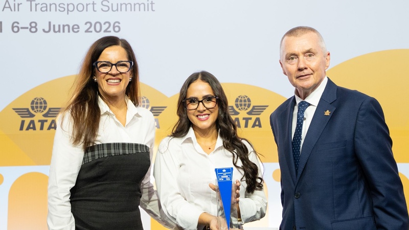 Juliana Rios, vice-presidente de TI e Digital do LATAM Airlines Group, e Daiane Mendes, mecânica de aeronaves da LATAM Brasil representaram companhia no Diversity and Inclusion Awards, entregue por Willie Walsh, diretor-geral da IATA (Crédito: Divulgação)