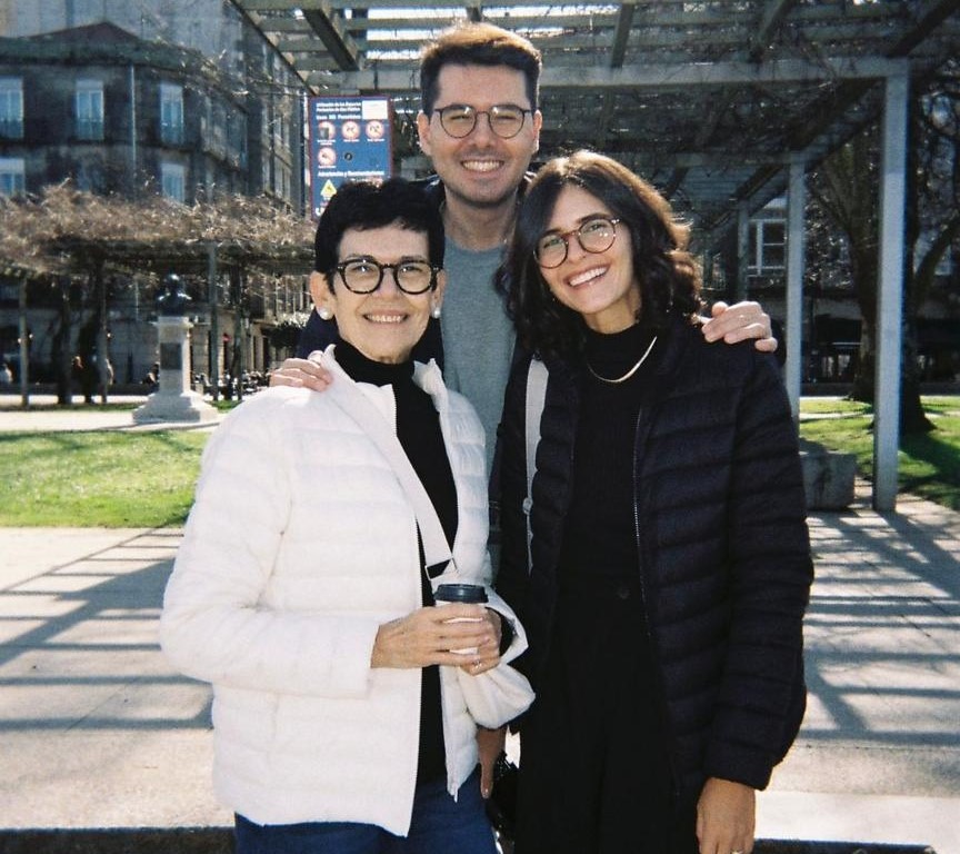 Beatriz em família. Filho também é comissário de voo. - Crédito: Arquivo pessoal