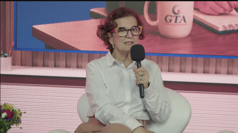 Fran Zerbetto, assessora da diretoria da GTA, explicou que a Ana ajudará agentes de viagens nas vendas e no entendimento técnico dos produtos. Crédito: Reprodução/YouTube GTA