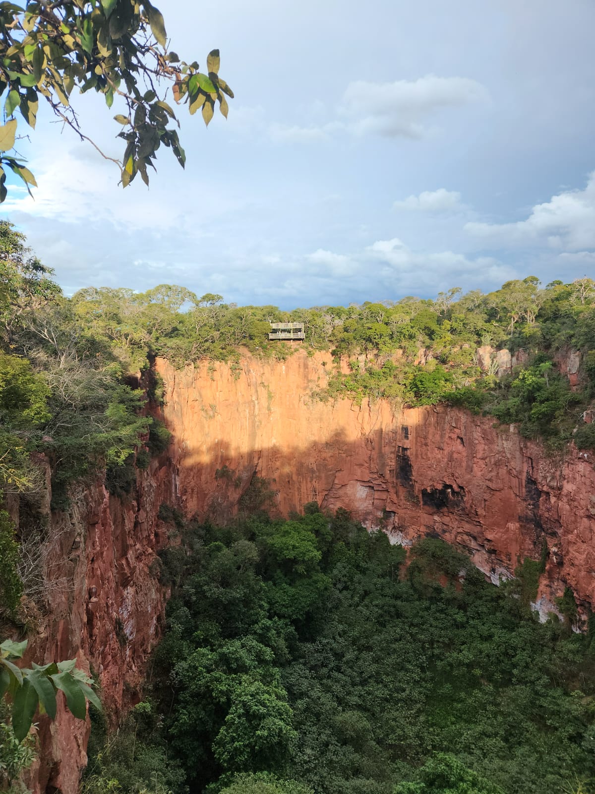 Com cerca de 100 metros de profundidade, o Buraco das Araras é referência em observação de fauna e conservação ambiental. Foto: Reinaldo Canto