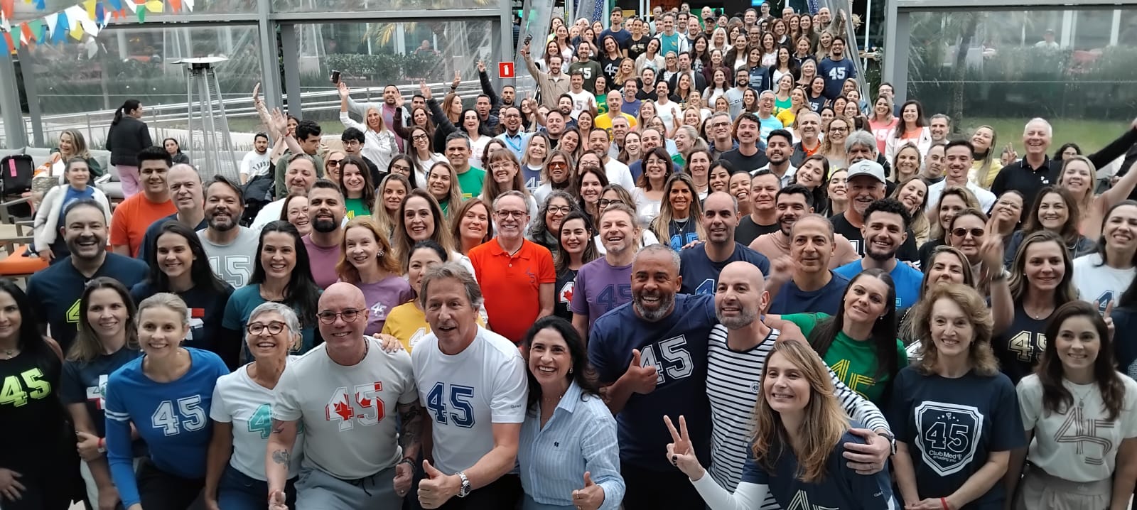 Convenção Expert 2025 equipe em foto com agentes de viagens, fornecedores e parceiros - Crédito: divulgação 