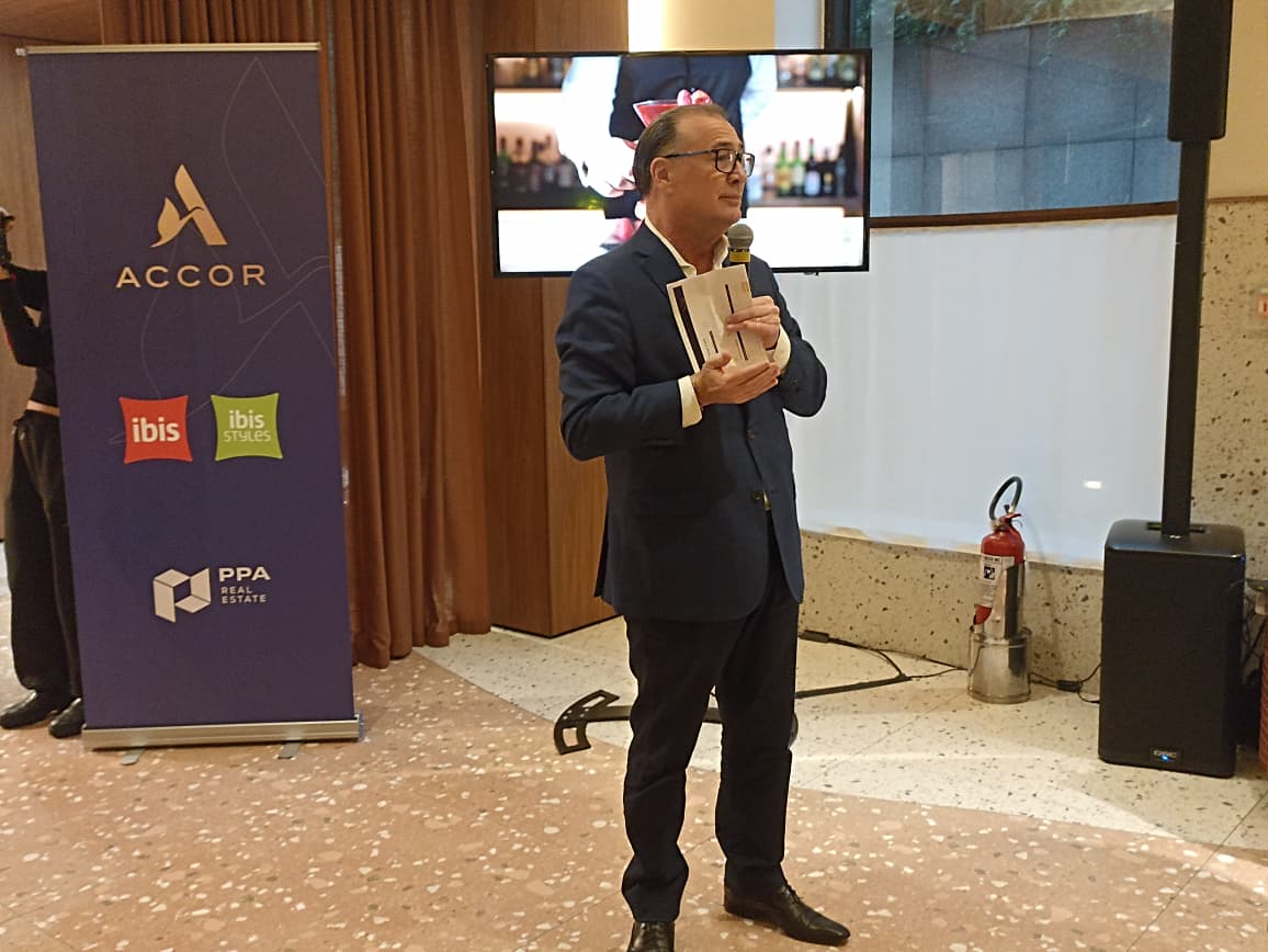 Olivier Hick, COO da Accor Brasil, destaca a estratégia de expansão da família ibis no mercado brasileiro durante coletiva em São Paulo. - Crédito: Zaqueu Rodrigues / DT
