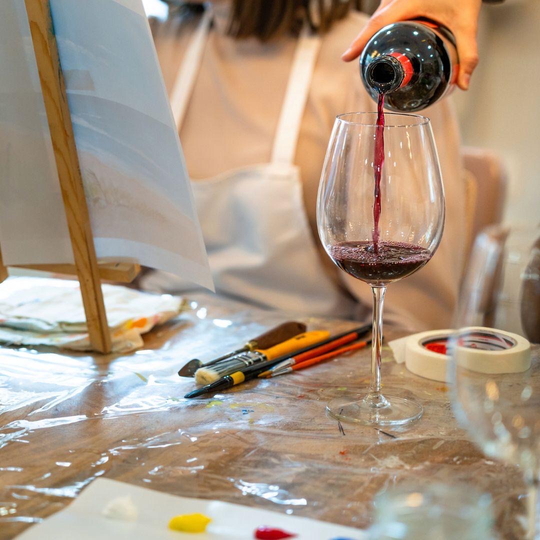 O evento La Soirée Wine & Art combina experiências gastronômicas, pintura em tela e momentos de descontração durante a programação de julho. - Crédito: Divulgação/Mavsa Resort