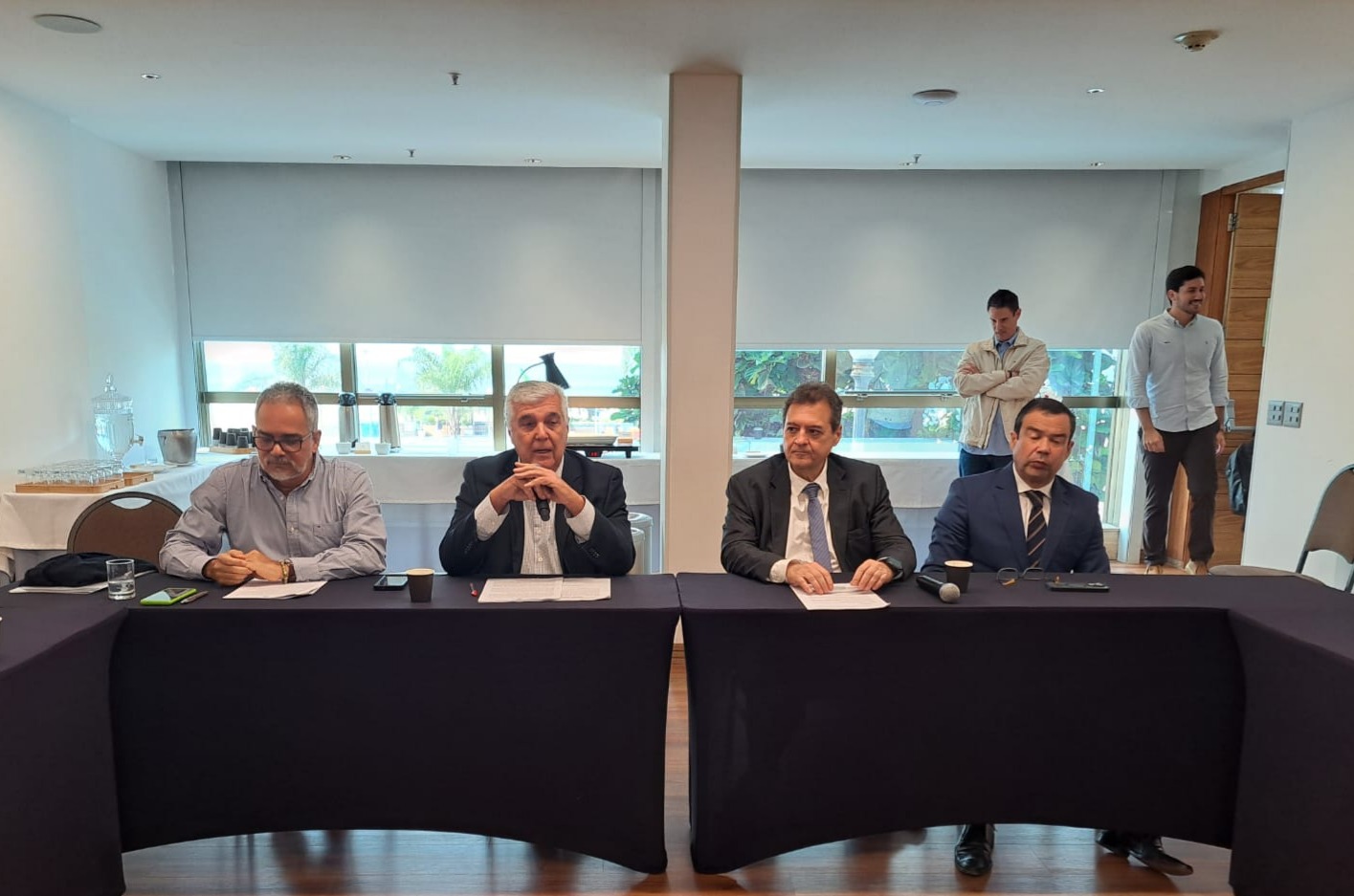 Júlio Correa (gerente operacional do HotéisRIO), Alfredo Lopes (presidente do HotéisRIO), José Domingo Bouzon (presidente da ABIH-RJ) e Paulo Henrique Bergqvist (advogado). Crédito: Divulgação