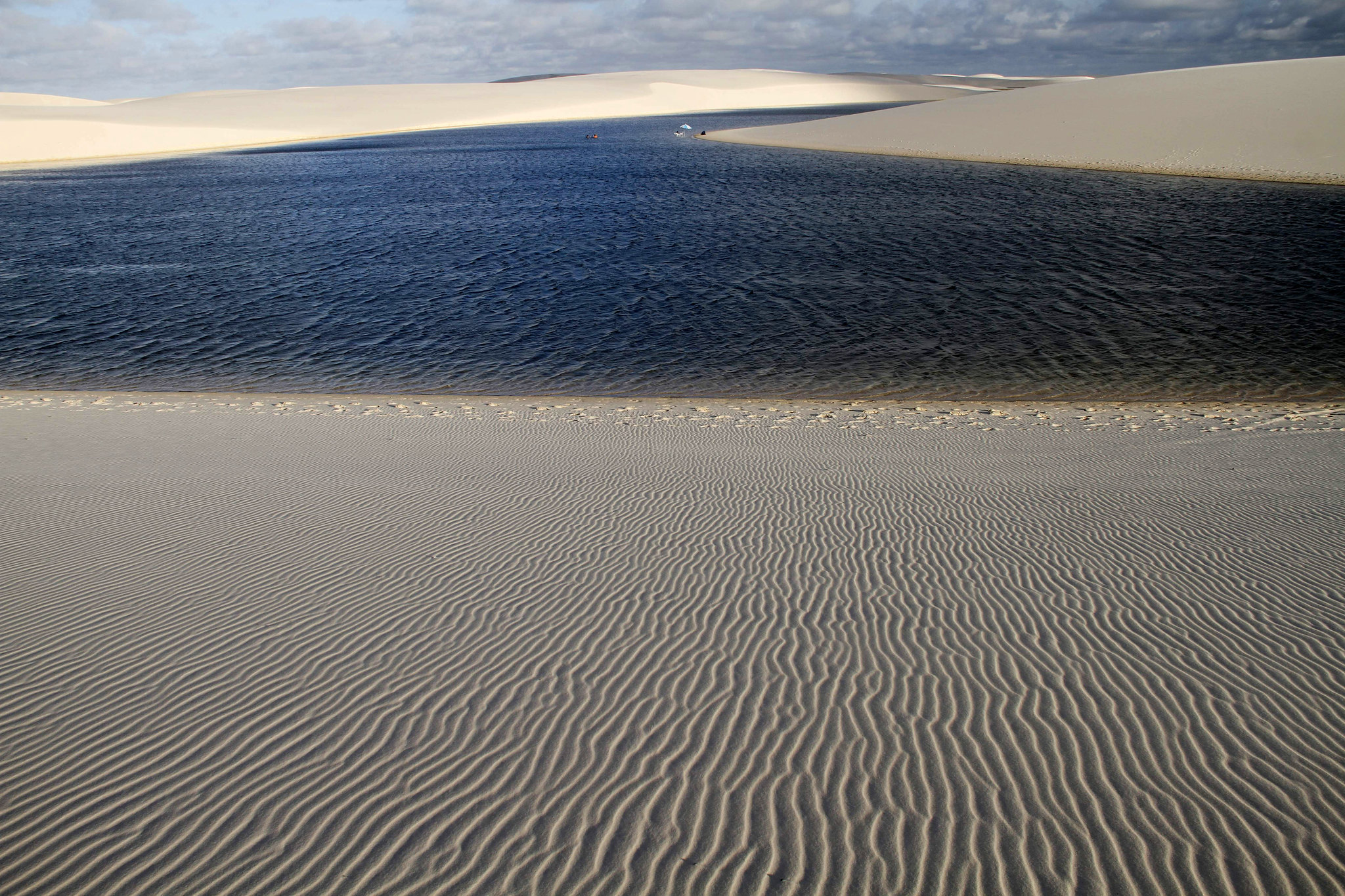 Lagoa das Andorinhas, em Santo Amaro do Maranhão, no Parque Nacional dos Lençóis Maranhenses, um dos destinos mais procurados do ecoturismo brasileiro. Crédito: Biaman Prado/MTur.