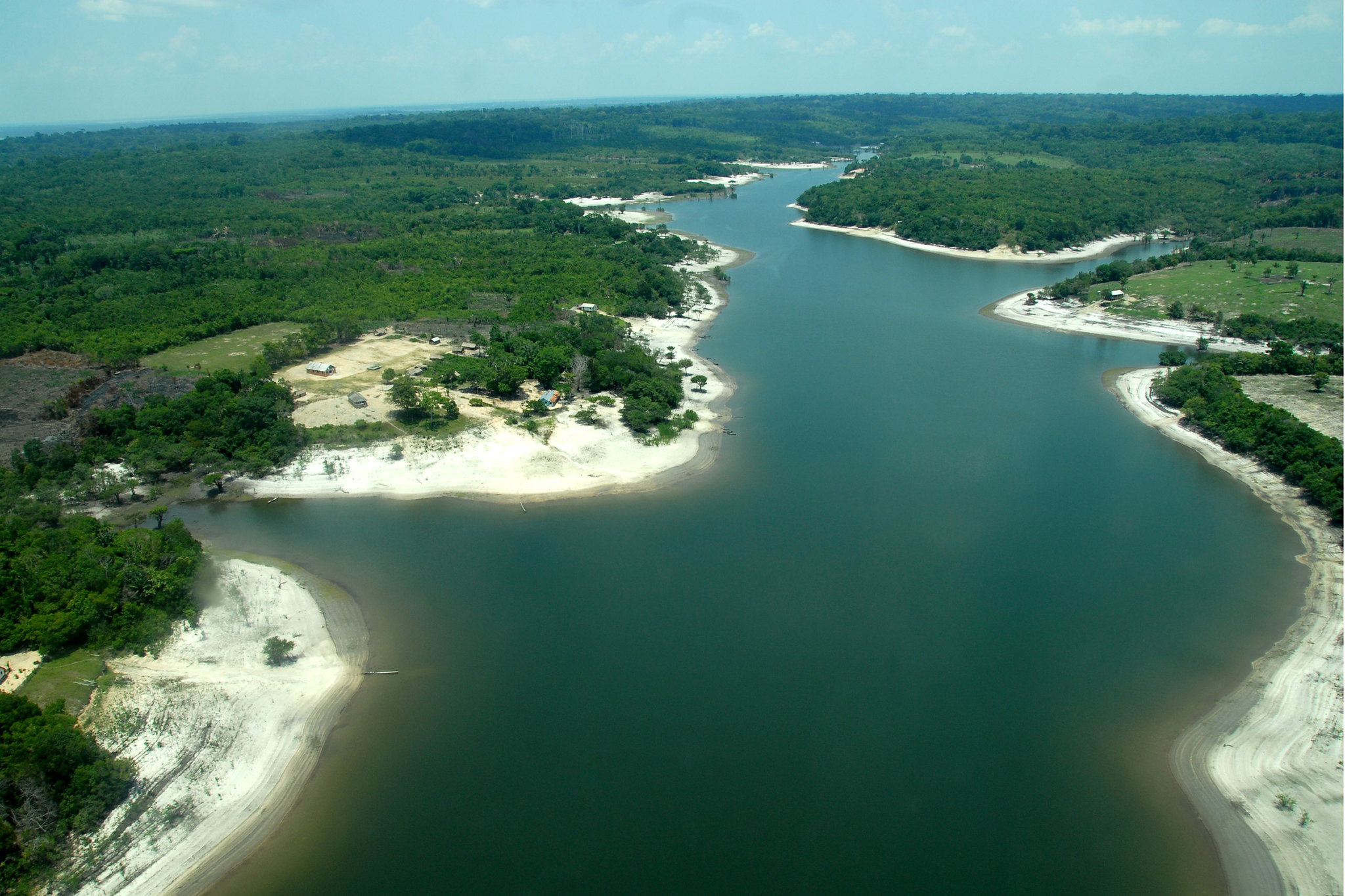 Paisagem da Ilha do Governador, no município de Barcelos, em meio à exuberante floresta amazônica. Crédito: Mario Oliveira/MTur.