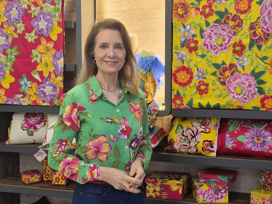 A jornalista Evacira Coraspe é idealizadora do Ateliê das Chiteiras - Flor de Chita _ Foto - Tárcia Oreste