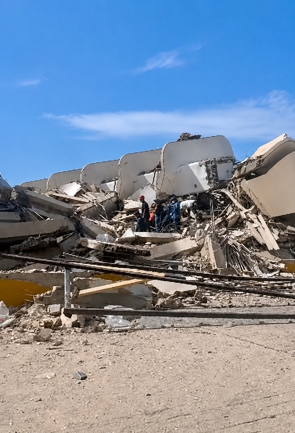 Equipes de resgate trabalham entre os escombros em La Guaira após os terremotos na Venezuela em junho de 2026. - Crédito: Cristian Suarez