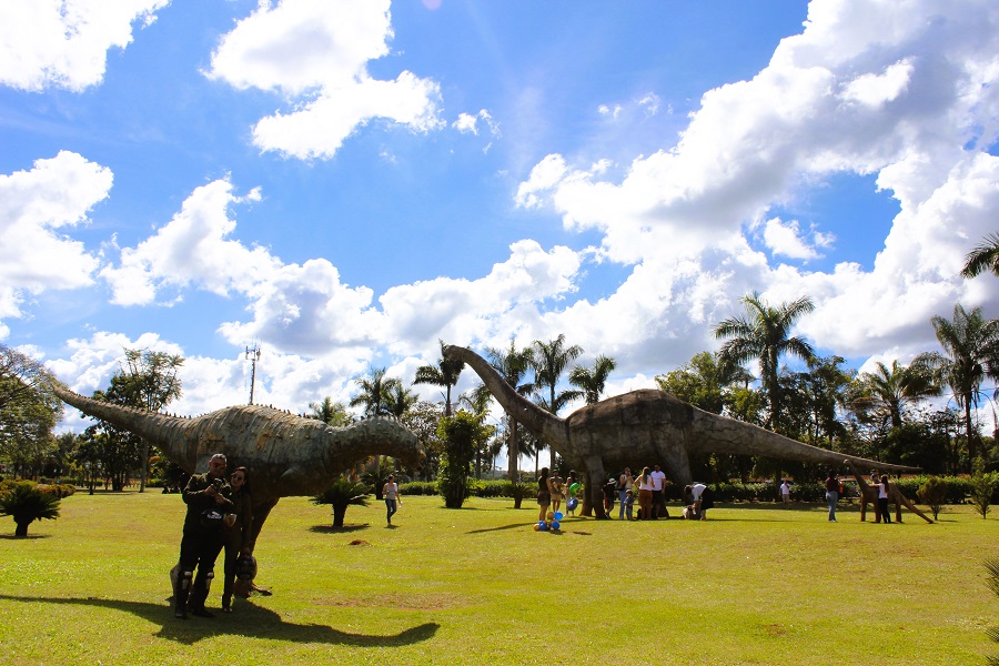 Famílias inteiras visitam Peirópolis para conhecer as réplicas gigantes de dinossauros _ Foto - Tárcia Oreste