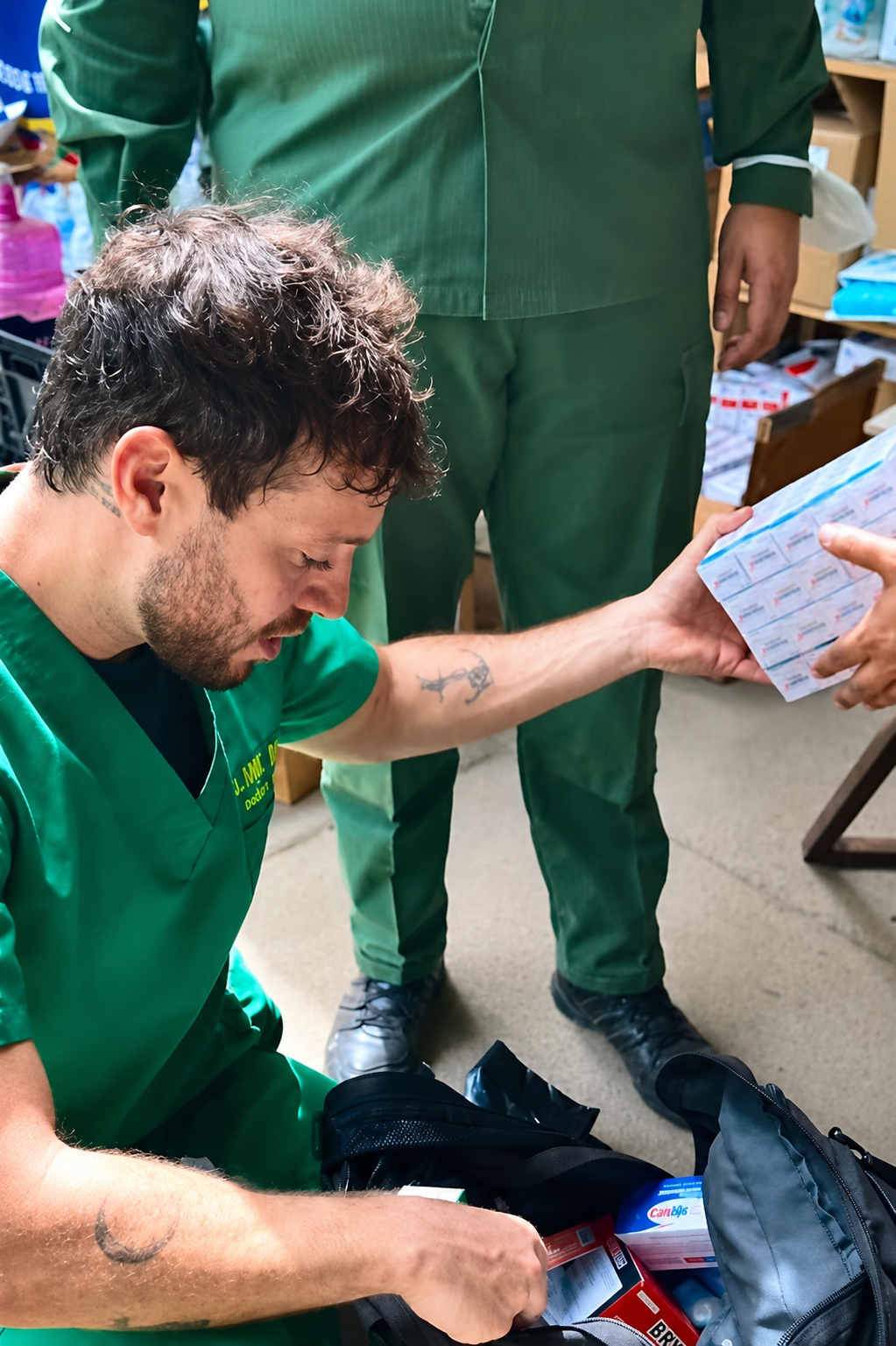 Jorge Bustillos organiza medicamentos e insumos para atendimento às famílias afetadas em La Guaira - Foto: Waleska Schumacher, a partir de vídeo de Jorge Bustillos