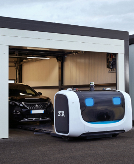 Robôs transportam os veículos até vagas seguras enquanto os passageiros seguem para o terminal com as chaves do carro. - Crédito: gatwickairport.com