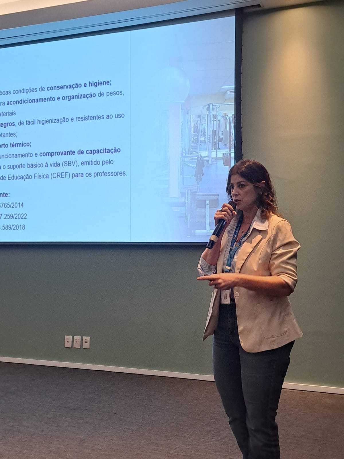 Simone Siqueira reforçou a necessidade de equipes capacitadas para operar desfibriladores nos hotéis, conforme prevê a legislação. - Crédito: Divulgação
