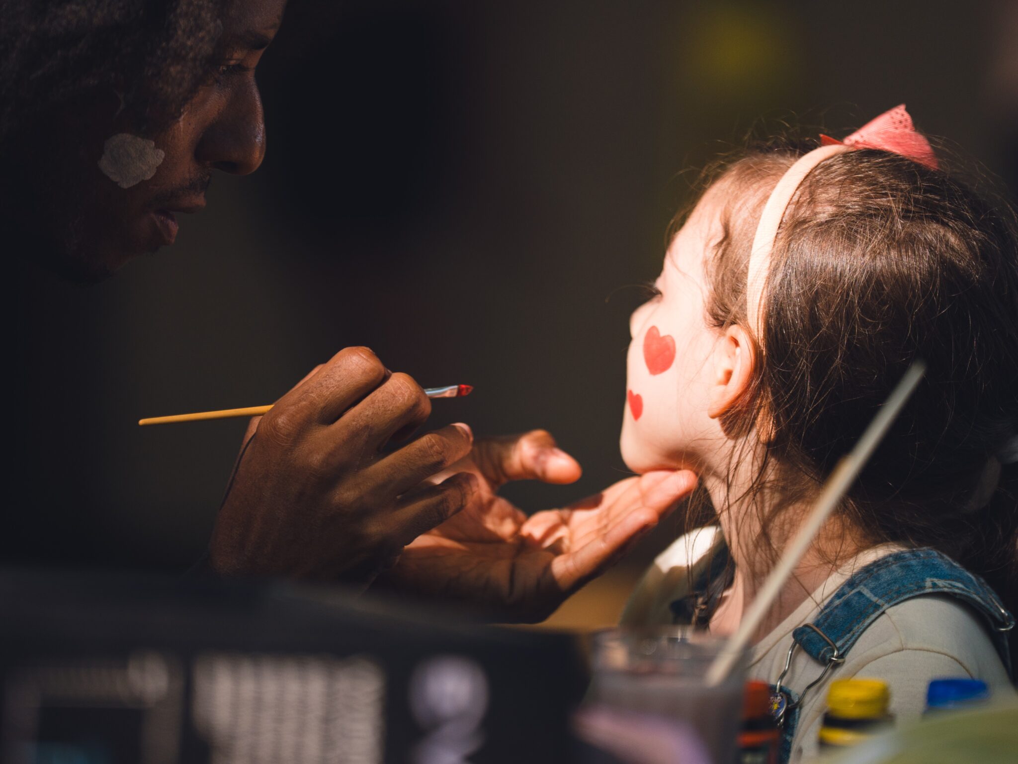 Oficinas culturais com atividades de pintura e personalização de máscaras fazem parte da programação especial das férias. Crédito: Urbia+Cataratas.