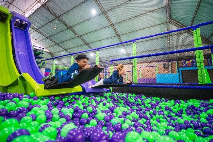 PopHaus reúne atrações indoor como escorregadores, trampolins, circuitos de aventura e infláveis para toda a família. Crédito: Divulgação